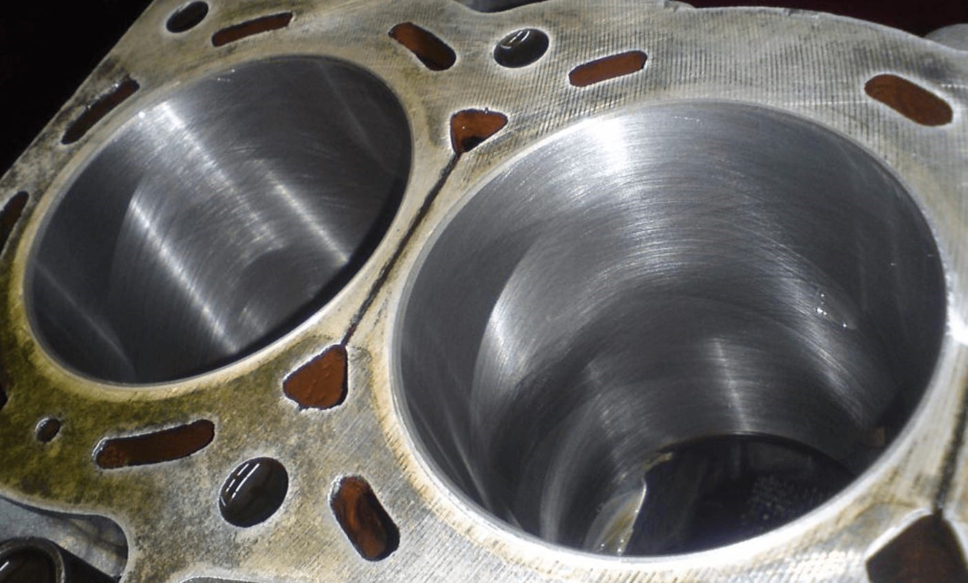 Camisas de cilindro espelhadas: por que o brunimento incorreto causa consumo de óleo em motores diesel