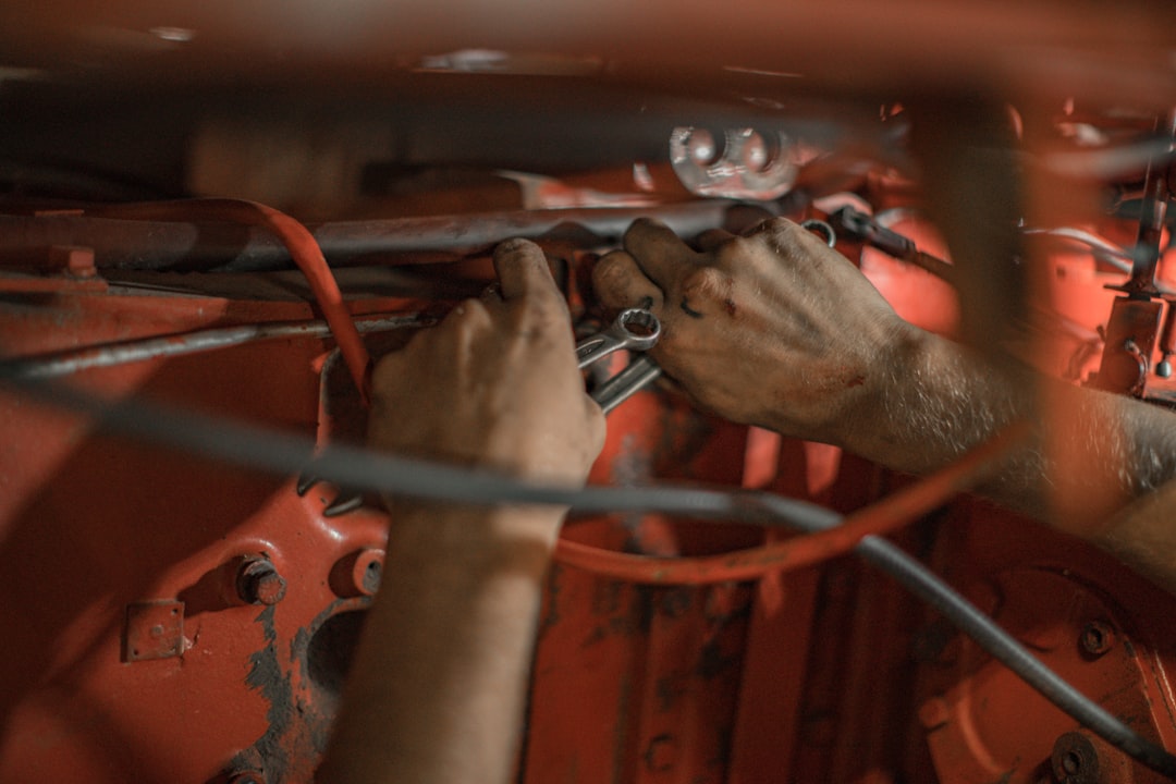 Técnico realizando montagem limpa e aplicação de vedação em motor automotivo para garantir desempenho e durabilidade