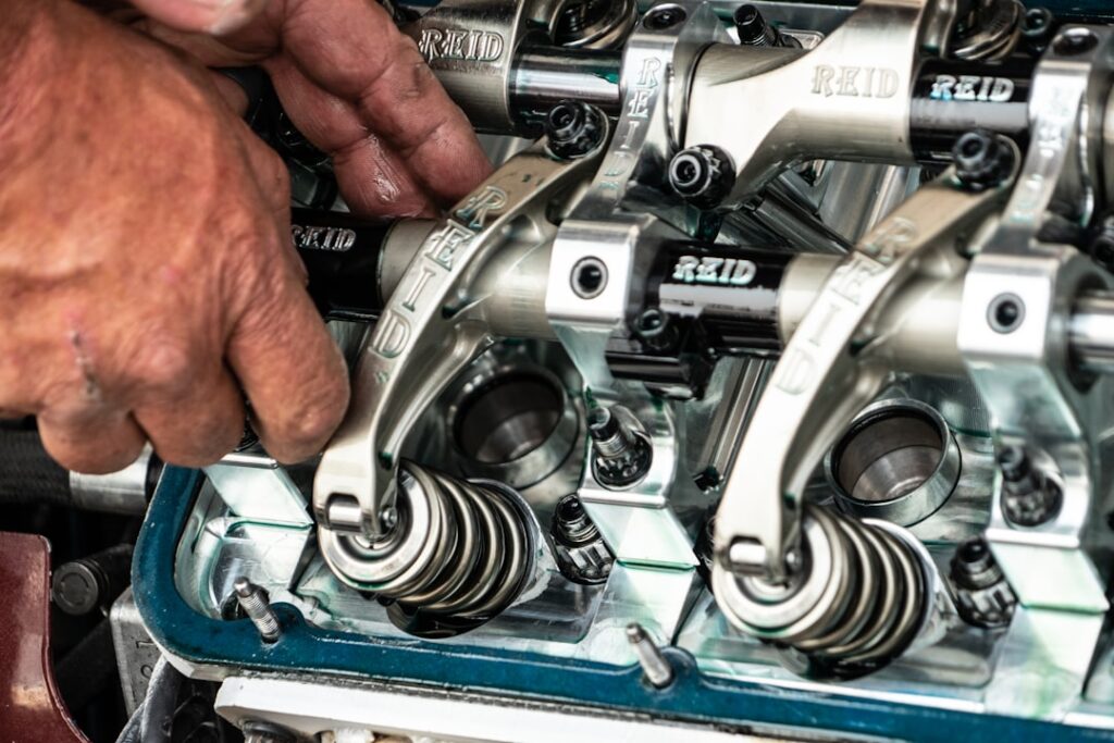 Imagem ilustrativa de motor automotivo com destaque para biela e virabrequim, relacionada ao diagnóstico de batida na biela.