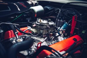 Componentes internos de motor automotivo, incluindo pistões, bielas e bronzinas, ilustrando peças chave para reparos eficientes.