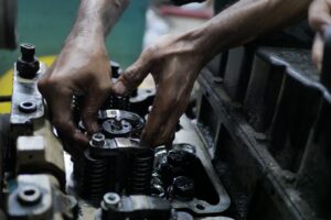 Componentes essenciais de motor automotivo como pistões, bronzinas e juntas para reparos e manutenção corretiva