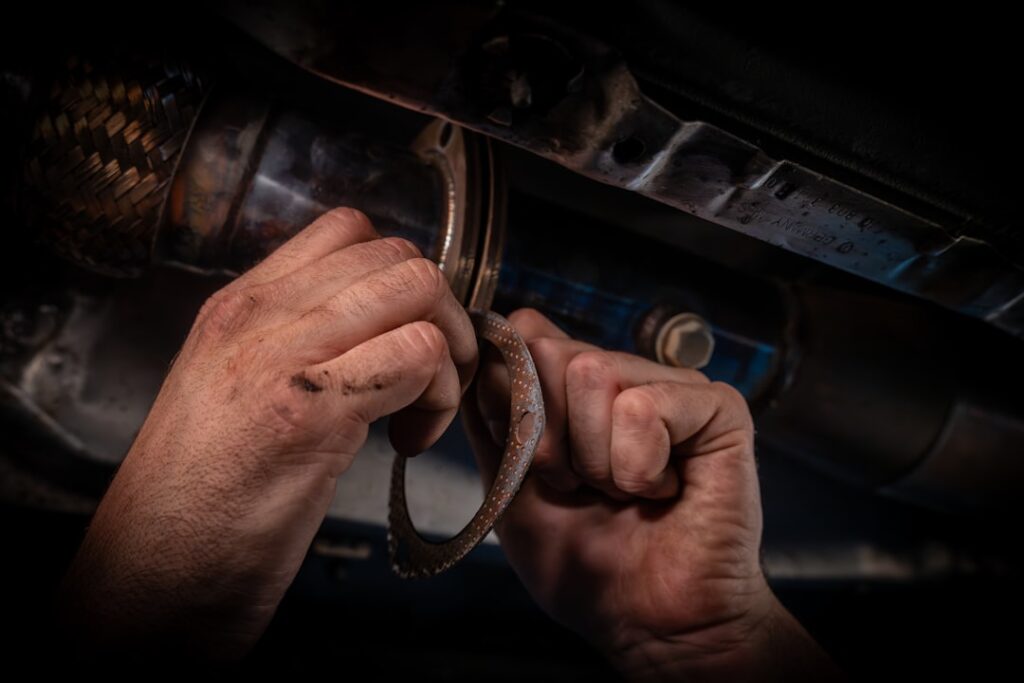 Imagem ilustrativa de peças essenciais para motores automotivos como pistões, bronzinas e juntas, destacando a importância da escolha correta para reparos.