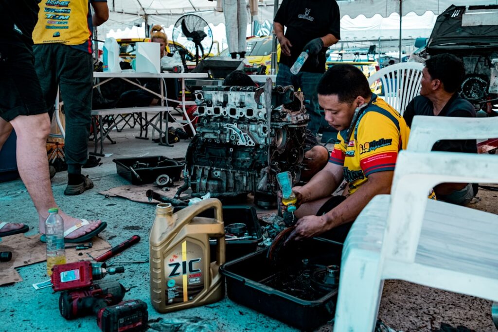 Componentes essenciais de motor como pistões, bronzinas e juntas destacando peças prioritárias para reparo eficiente.