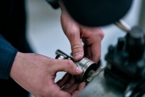 Componentes de motor automotivo como pistões, juntas e válvulas ilustrando peças essenciais para reparos eficazes e duráveis.