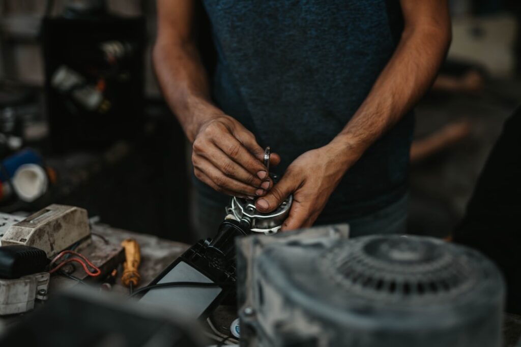 Componentes de motor automotivo essenciais para reparos rápidos e eficazes, destacando juntas, bronzinas e pistões.