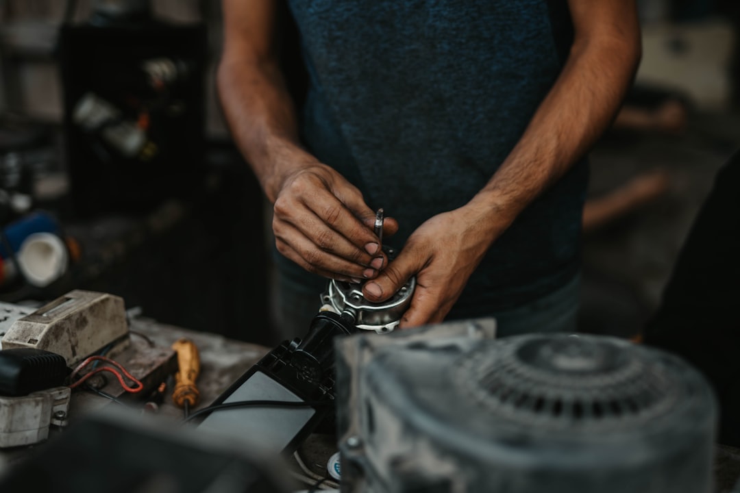 Componentes de motor automotivo essenciais para reparos rápidos e eficazes, destacando juntas, bronzinas e pistões.