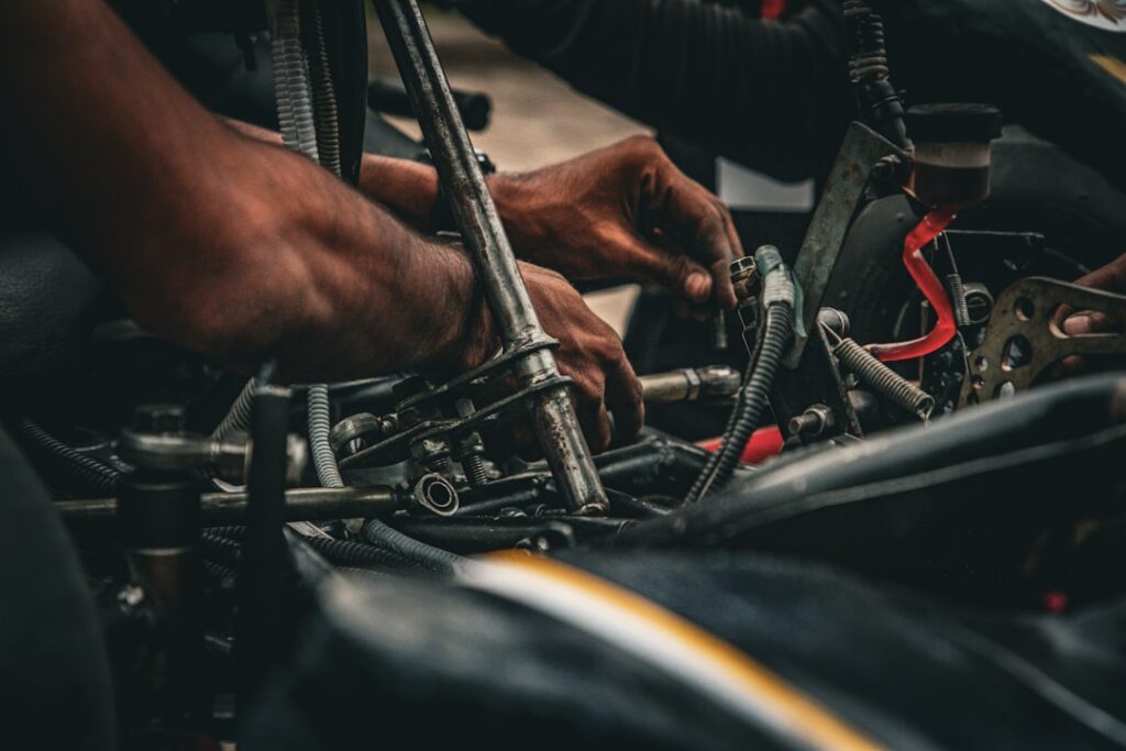 Imagem ilustrativa de componentes essenciais de motor automotivo, como velas de ignição, pistões e correias dentadas, usados em reparos.