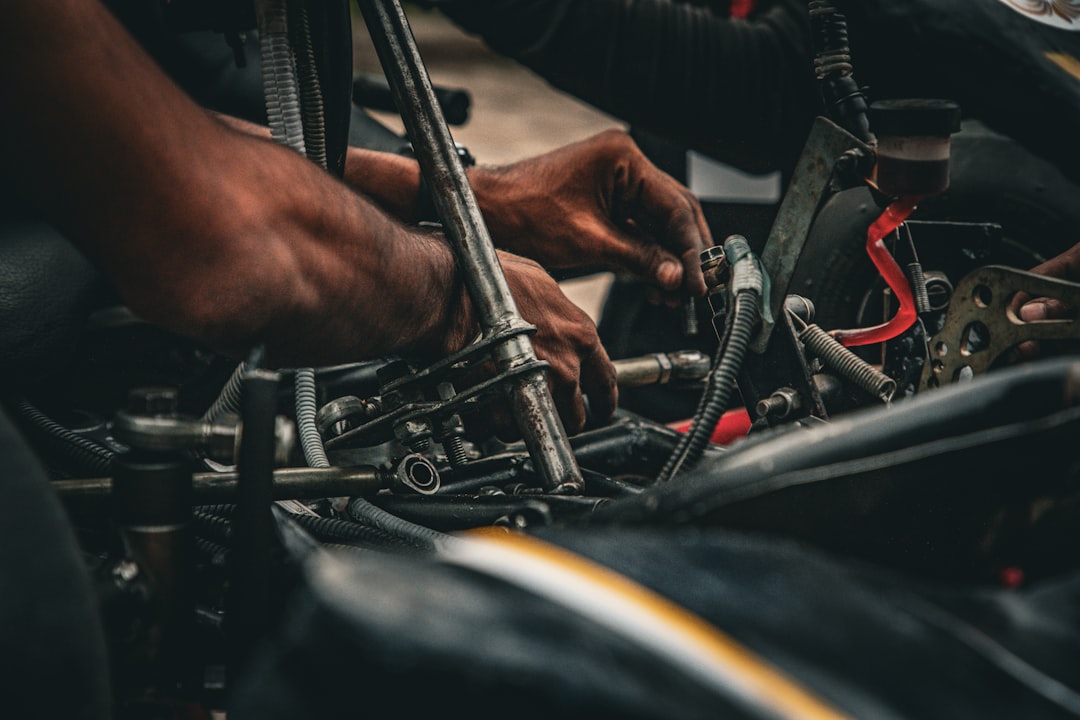 Imagem ilustrativa de componentes essenciais de motor automotivo, como velas de ignição, pistões e correias dentadas, usados em reparos.