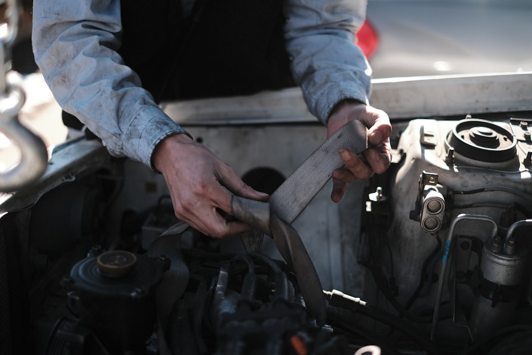 Imagem ilustrativa de componentes essenciais para reparos em motores automotivos, como pistões, virabrequim e sistema de distribuição.
