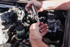 Imagem ilustrativa de componentes internos de motor automotivo destacando peças prioritárias para reparos eficazes e durabilidade.