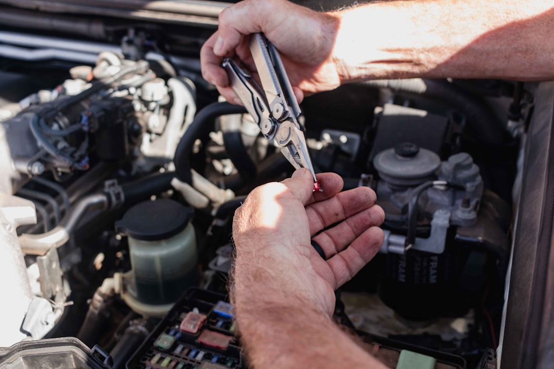 Imagem ilustrativa de componentes internos de motor automotivo destacando peças prioritárias para reparos eficazes e durabilidade.