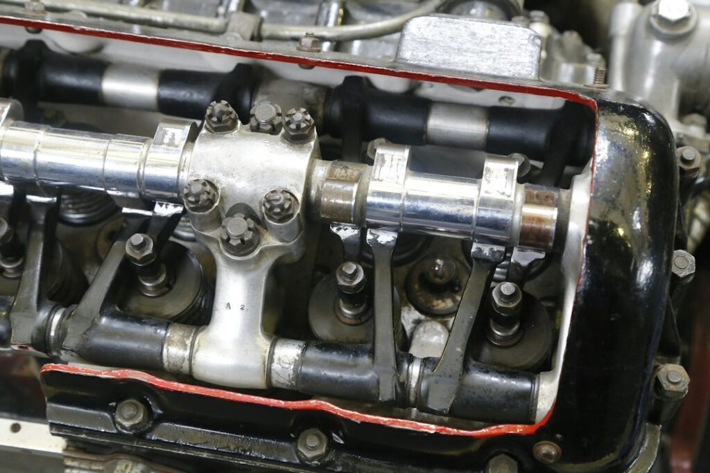 Imagem ilustrativa de eixo de comando desgastado em motor diesel destacando sinais de desgaste e manutenção preventiva.