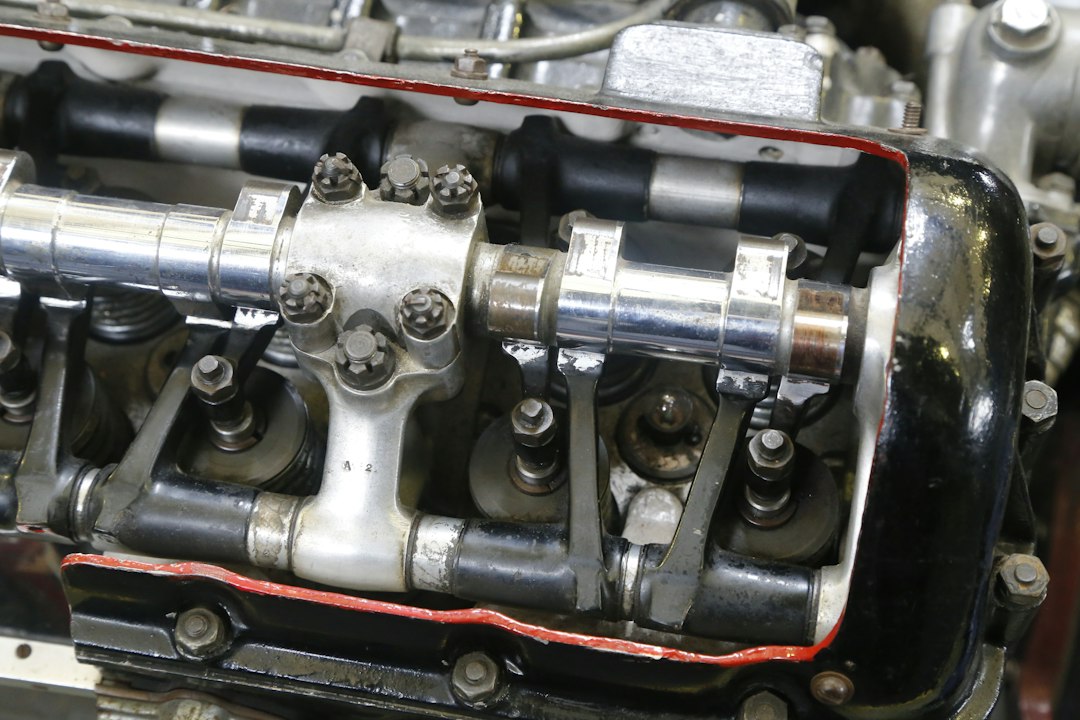 Imagem ilustrativa de eixo de comando desgastado em motor diesel destacando sinais de desgaste e manutenção preventiva.